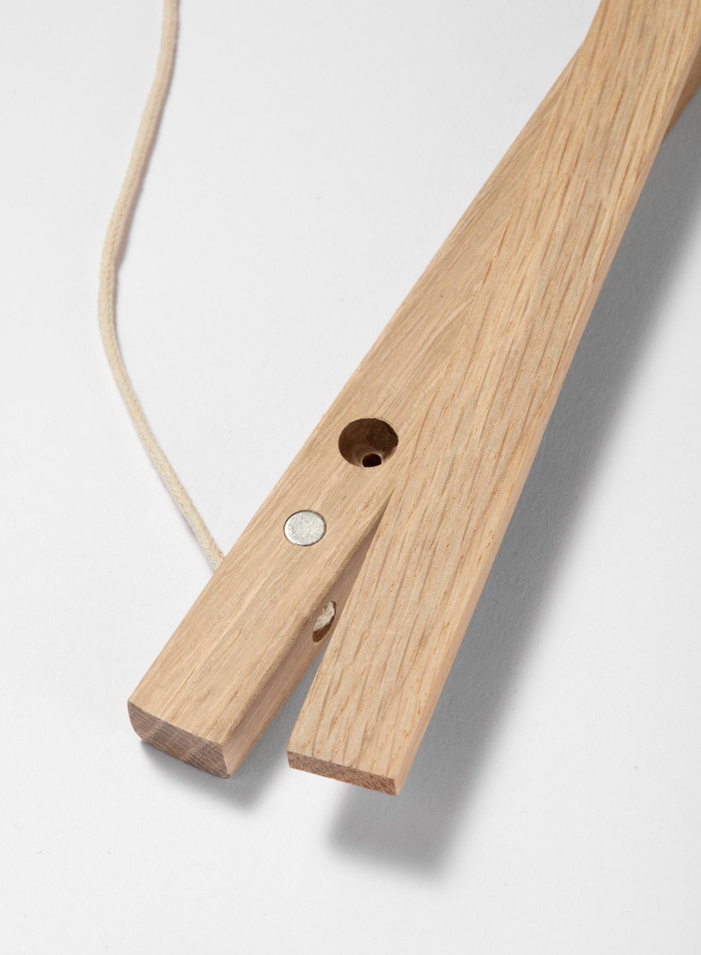 Scandinavian solid oak poster wall hanger by Opposite Wall - Corner of the poster hanger - Size 24 inches