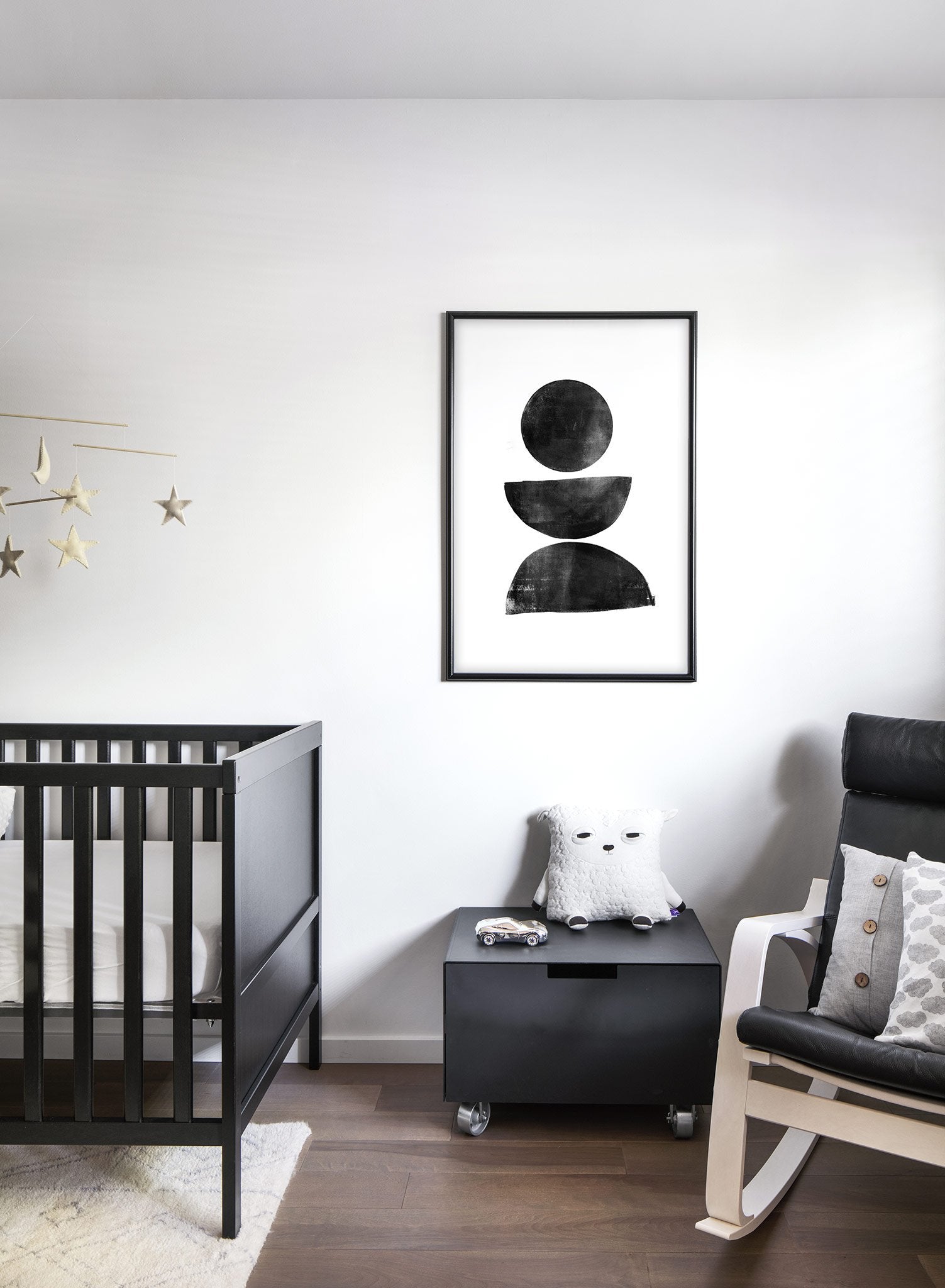 Modern minimalist poster by Opposite Wall with black balancing circles stacked on top of each other - Lifestyle - Kids Bedroom